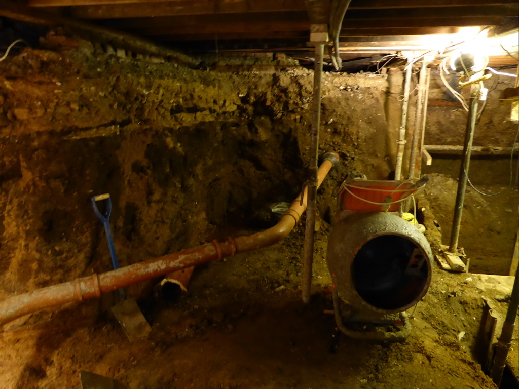 A basement excavation without lateral propping (photograph taken from the HSE report)